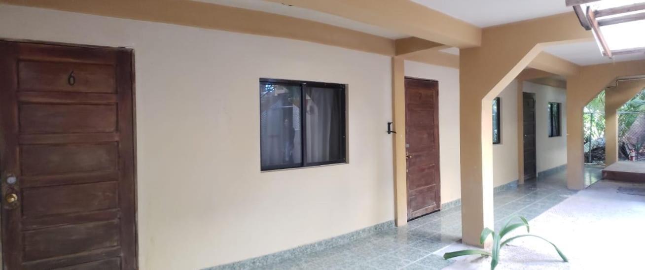 Beach Club Budget Rooms At Popeyes Caye Caulker Ngoại thất bức ảnh