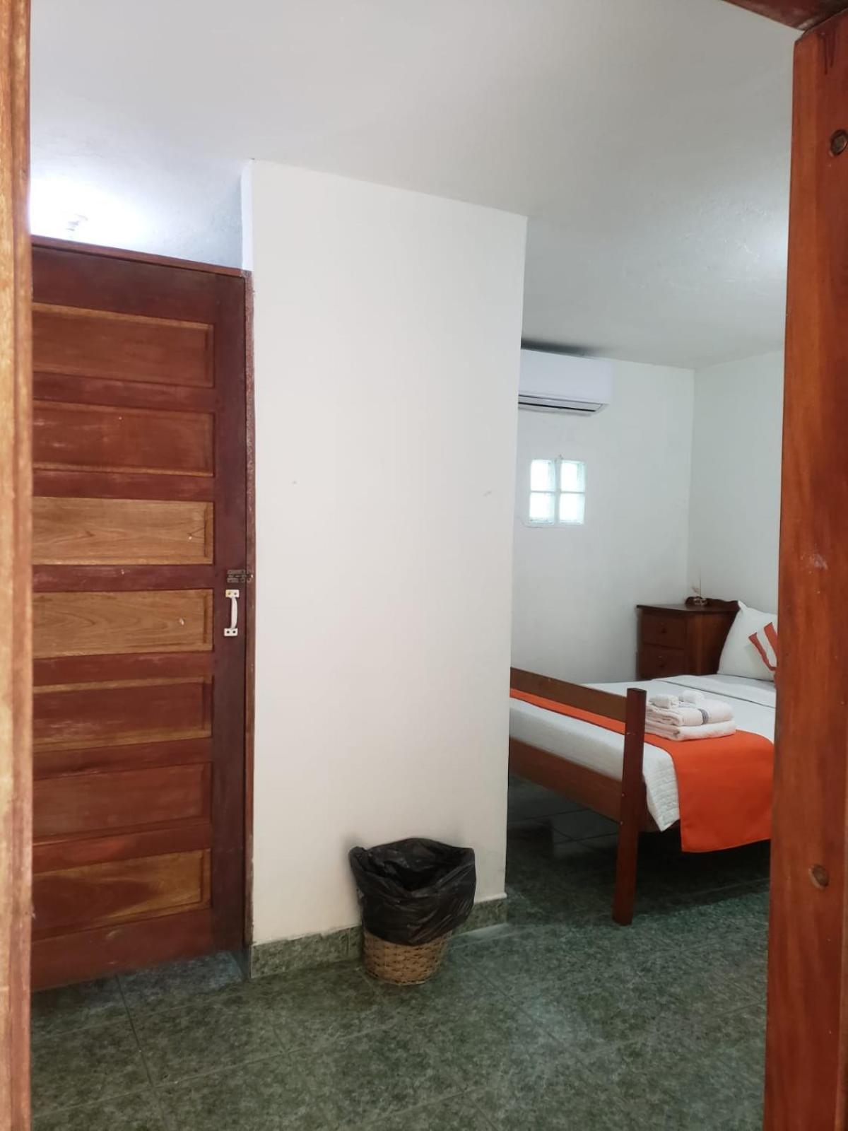 Beach Club Budget Rooms At Popeyes Caye Caulker Ngoại thất bức ảnh