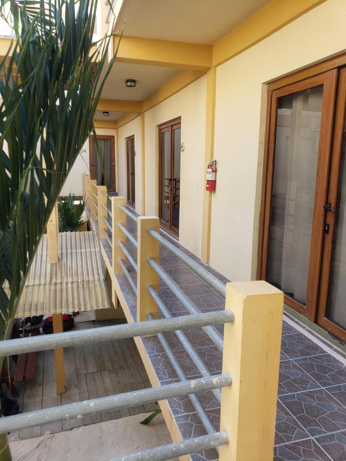 Beach Club Budget Rooms At Popeyes Caye Caulker Ngoại thất bức ảnh