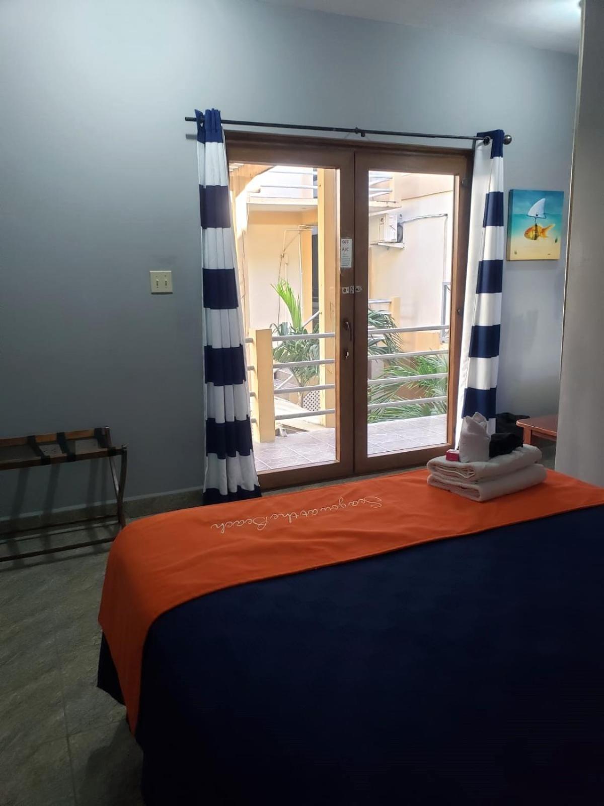 Beach Club Budget Rooms At Popeyes Caye Caulker Ngoại thất bức ảnh