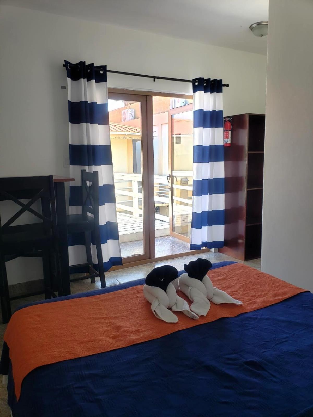 Beach Club Budget Rooms At Popeyes Caye Caulker Ngoại thất bức ảnh