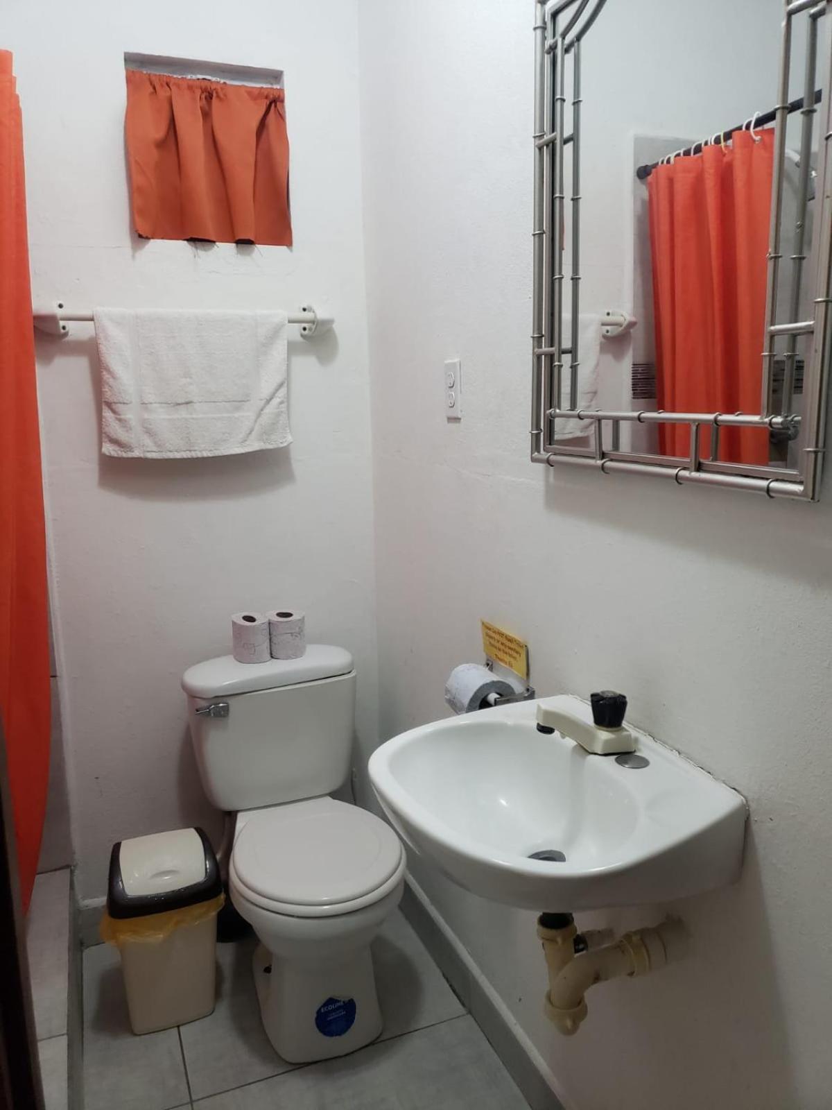 Beach Club Budget Rooms At Popeyes Caye Caulker Ngoại thất bức ảnh